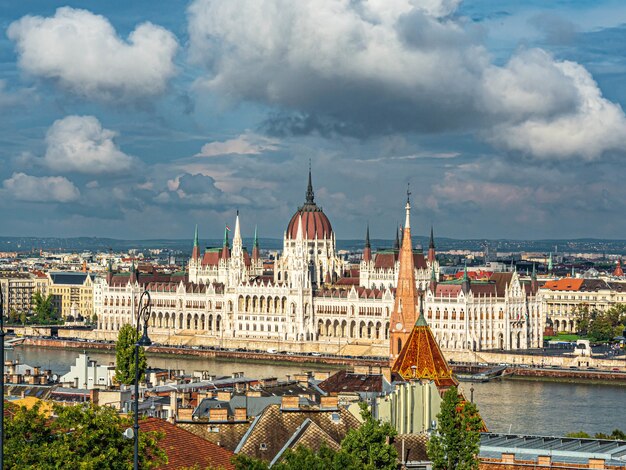 Toma aérea del edificio del parlamento húngaro en Budapest, Hungría, bajo un cielo nublado