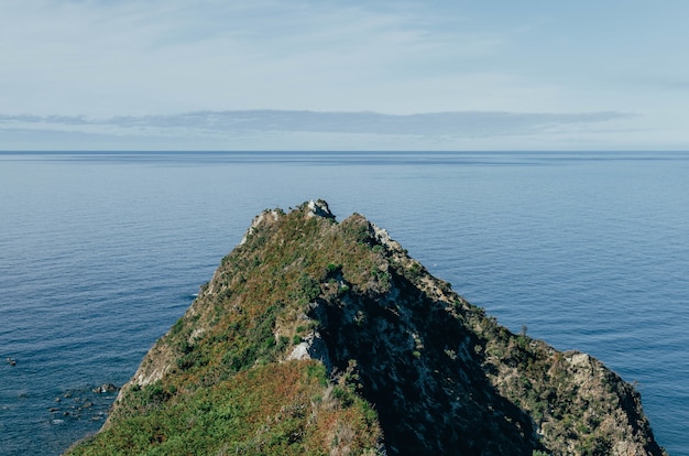 Toma aérea de la Ermita de La Regalina en Asturias España - perfecta para el fondo