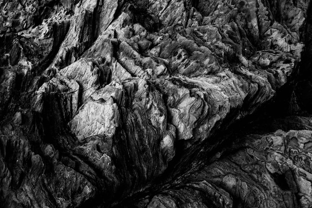 Toma aérea en escala de grises de los impresionantes patrones en los acantilados rocosos