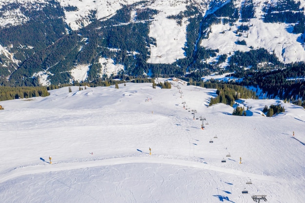 Toma aérea de una estación de esquí en una montaña nevada durante el día
