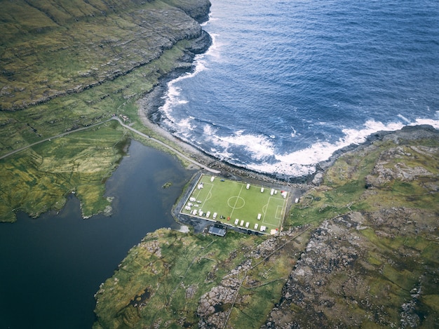 Toma aérea del estadio de fútbol Eidi en las Islas Feroe