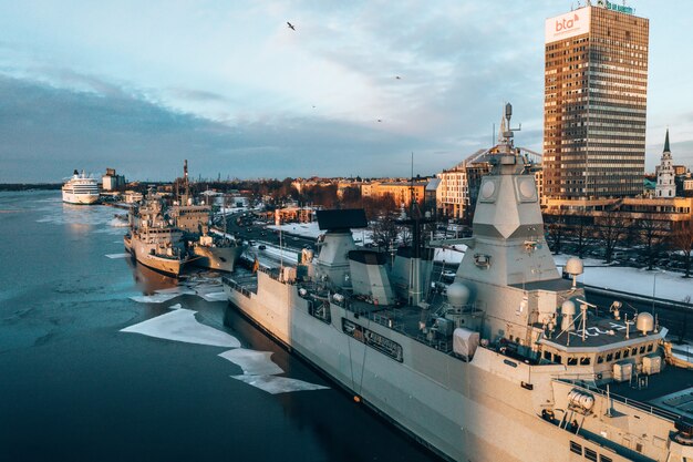 Toma aérea de grandes barcos militares en un puerto durante el invierno