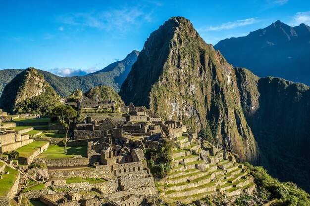 Toma aérea de la hermosa aldea por la montaña capturada en Machu Picchu, Perú