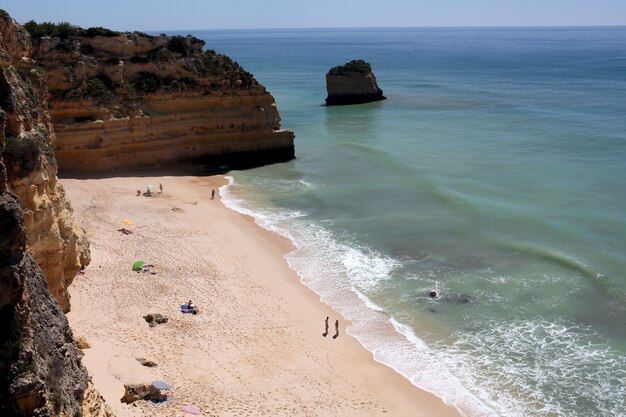 Toma aérea hermosa del Algarve, Portugal