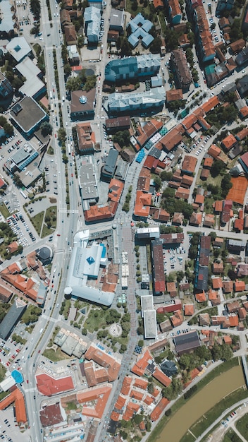 Toma aérea de la hermosa arquitectura de la ciudad durante el día durante el invierno