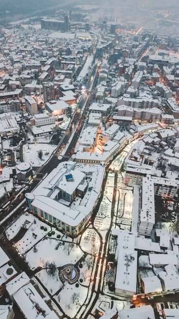 Toma aérea de la hermosa arquitectura de la ciudad durante el día durante el invierno