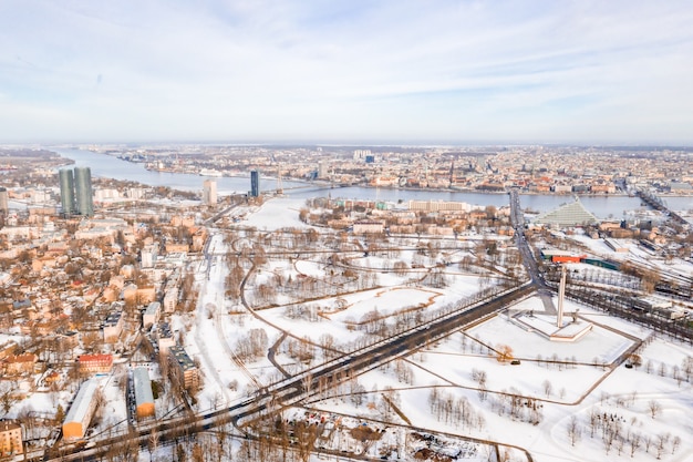 Toma aérea de la hermosa ciudad de Riga en invierno