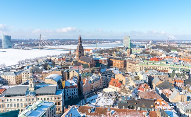 Toma aérea de la hermosa ciudad de Riga en Letonia en invierno