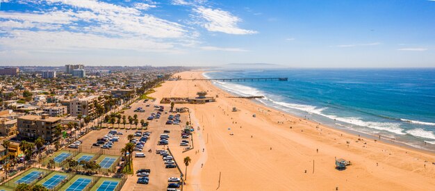 Toma aérea de una hermosa costa en Los Ángeles, California