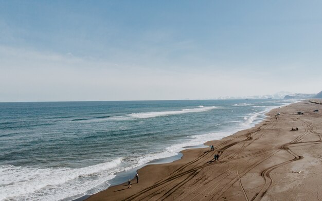 Toma aérea de la hermosa costa y la playa de arena y el cielo increíble