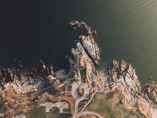 Foto gratuita toma aérea de la hermosa costa rocosa