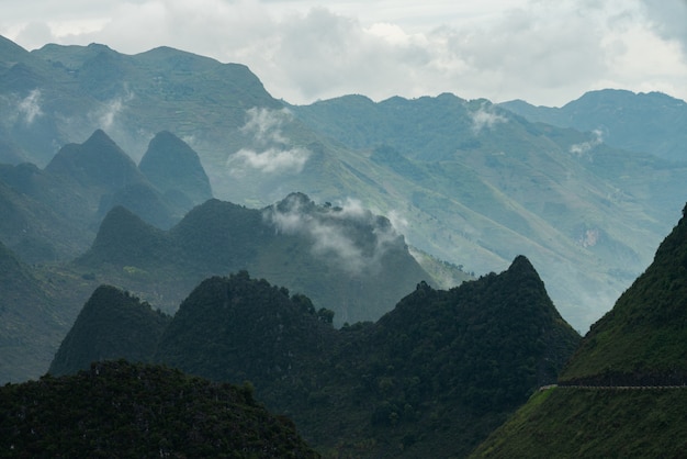 Toma aérea de una hermosa cumbre bajo las nubes en Vietnam