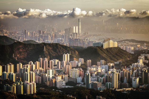 Toma aérea hermosa de los edificios de la ciudad bajo un cielo nublado