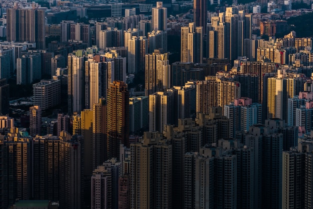 Toma aérea hermosa de edificios de la ciudad bajo la luz del sol