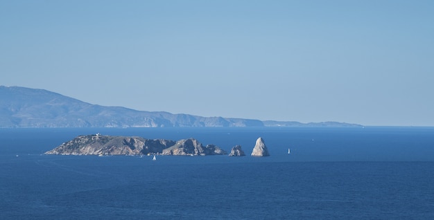 Toma aérea hermosa de las Islas Medes en el mar Mediterráneo