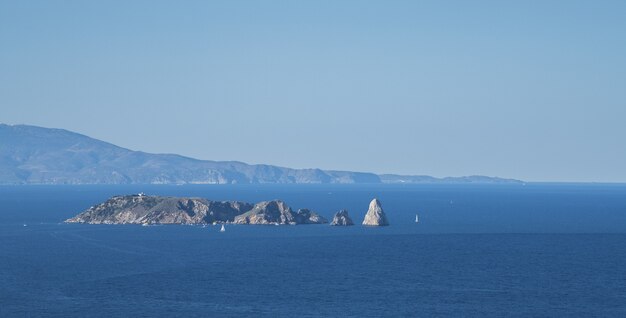 Toma aérea hermosa de las Islas Medes en el mar Mediterráneo