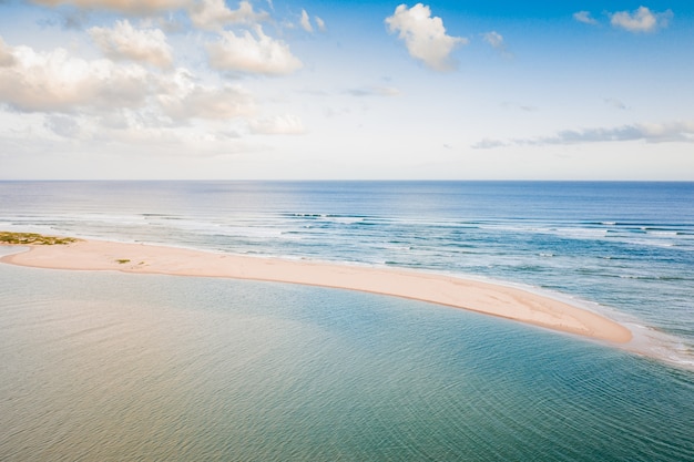 Toma aérea hermosa de un mar azul tranquilo con una isla en el medio