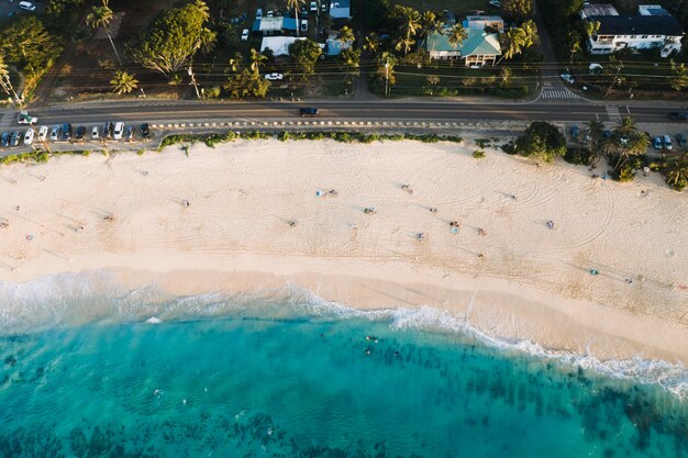 Toma aérea de una hermosa playa de arena blanca