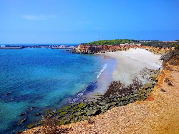 Toma aérea de la hermosa playa de Cádiz, España.