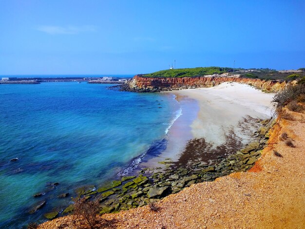 Toma aérea de la hermosa playa de Cádiz, España.