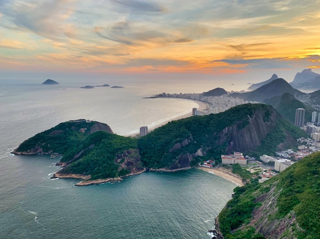 Toma aérea de la hermosa playa de Copacabana en Río de Janeiro, Brasil, bajo el cielo del atardecer