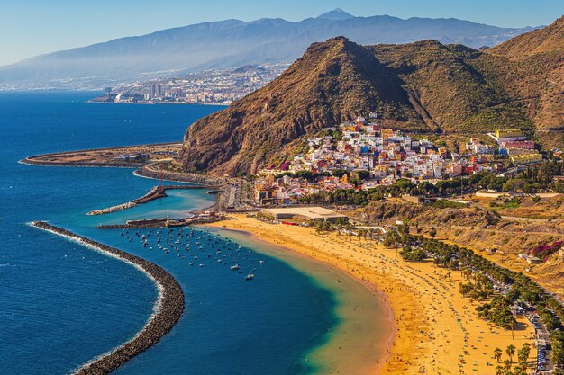 Toma aérea de la hermosa playa de Las Teresitas ubicada en San Andrés, España