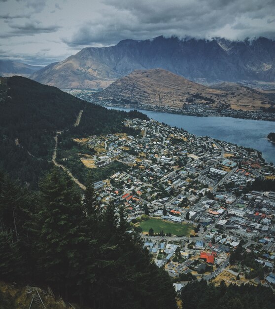 Toma aérea de la hermosa Queenstown cerca del lago con montañas