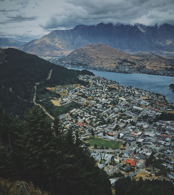 Toma aérea de la hermosa Queenstown cerca del lago con montañas