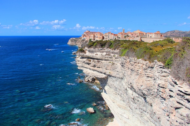 Toma aérea de la hermosa Reserva Natural de Bonifacio en Francia