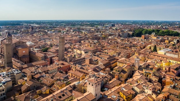 Toma aérea de hermosas calles y edificios de un casco antiguo de Bolonia