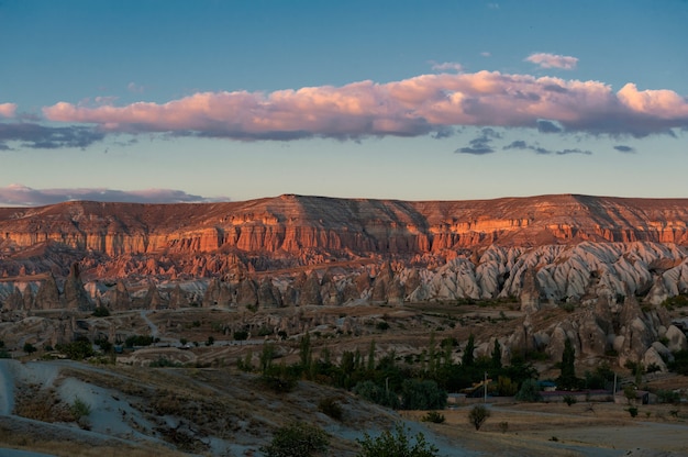 Toma aérea de hermosas formaciones rocosas en el parque nacional de Goreme, Turquía