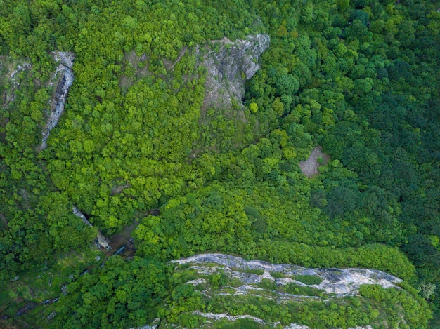 Toma aérea de las hermosas montañas y valles cubiertos de césped y árboles