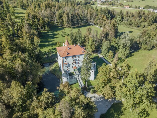 Toma aérea del hermoso castillo blanco de Grad Snežnik en Eslovenia