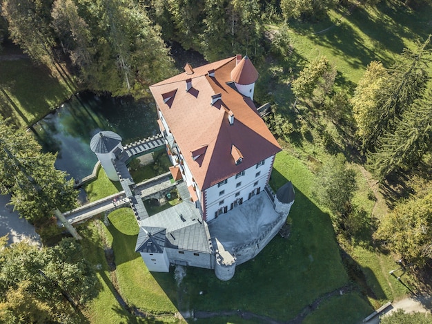 Toma aérea del hermoso castillo blanco de Grad Snežnik en Eslovenia