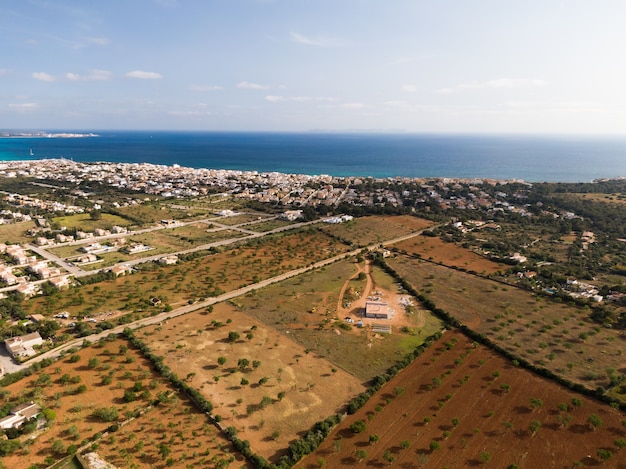 Toma aérea del hermoso mar azul y edificios en Mallorca, Islas Baleares en España