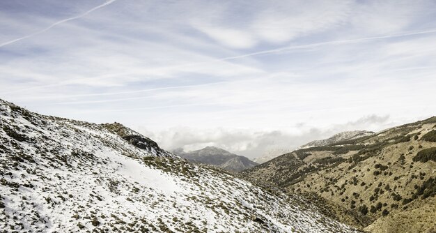 Toma aérea de un hermoso paisaje parcialmente cubierto de nieve