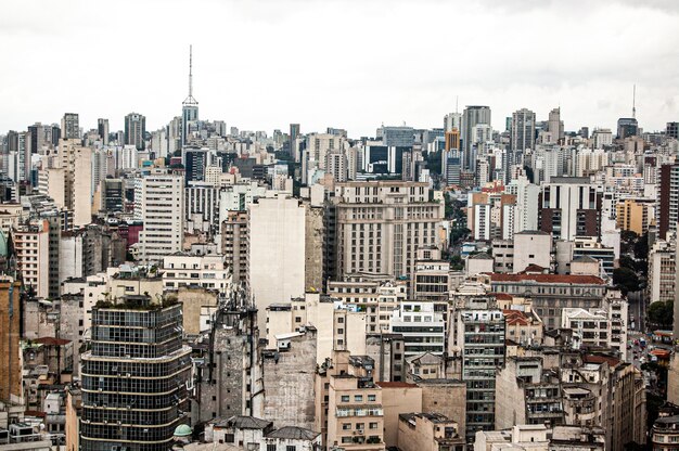 Toma aérea de un hermoso paisaje urbano en Brasil