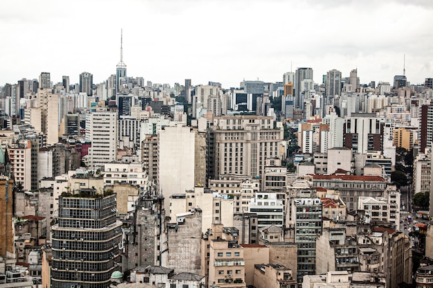 Toma aérea de un hermoso paisaje urbano en Brasil