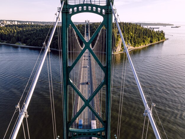 Toma aérea del hermoso puente Lions Gate, Vancouver, Columbia Británica