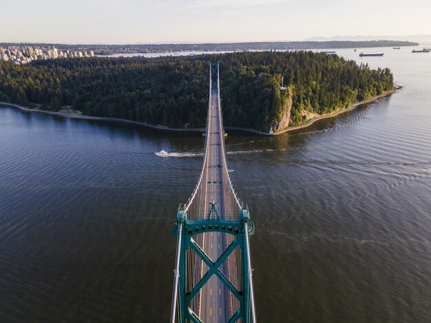 Toma aérea del hermoso puente Lions Gate, Vancouver, Columbia Británica