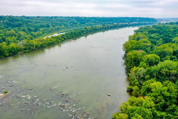 Toma aérea de un hermoso río James en Virginia, Estados Unidos con un cielo nublado