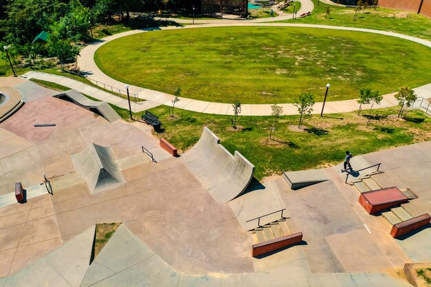 Toma aérea de un hermoso skatepark durante el día.