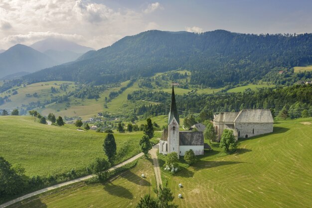 Toma aérea de la iglesia Lese en Eslovenia en un valle