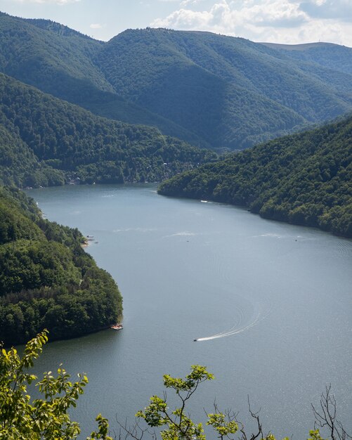 Toma aérea de un increíble paisaje de montaña en las montañas Apuseni, Transilvania, Rumania