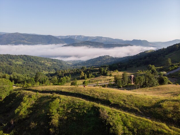 Toma aérea de un increíble paisaje de montaña en el Parque Natural de Apuseni, Transilvania, Rumania