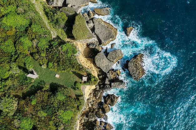 Toma aérea de una isla cerca del mar.