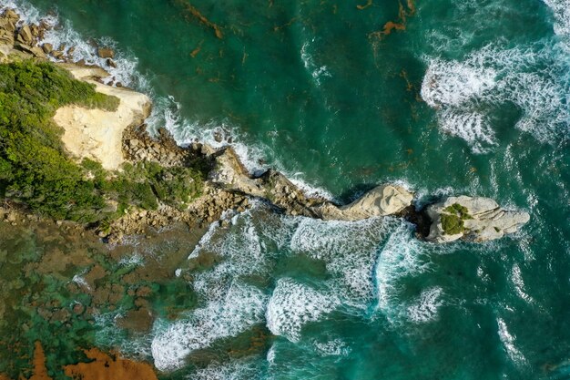 Toma aérea de una isla cerca del mar.