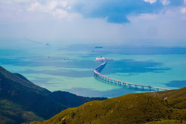 Toma aérea de la isla de Lantau en Hong Kong con un puente en el océano