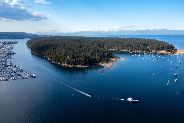 Toma aérea de la isla de Newcastle, cerca de Nanaimo, isla de Vancouver, Canadá