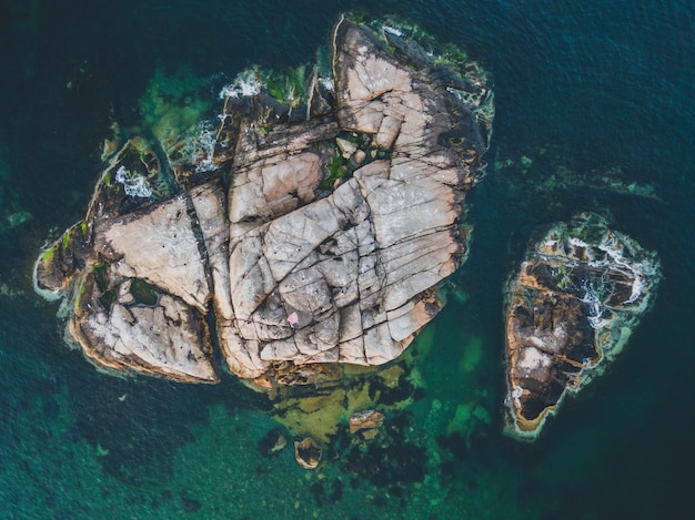 Toma aérea de una isla rocosa en un océano